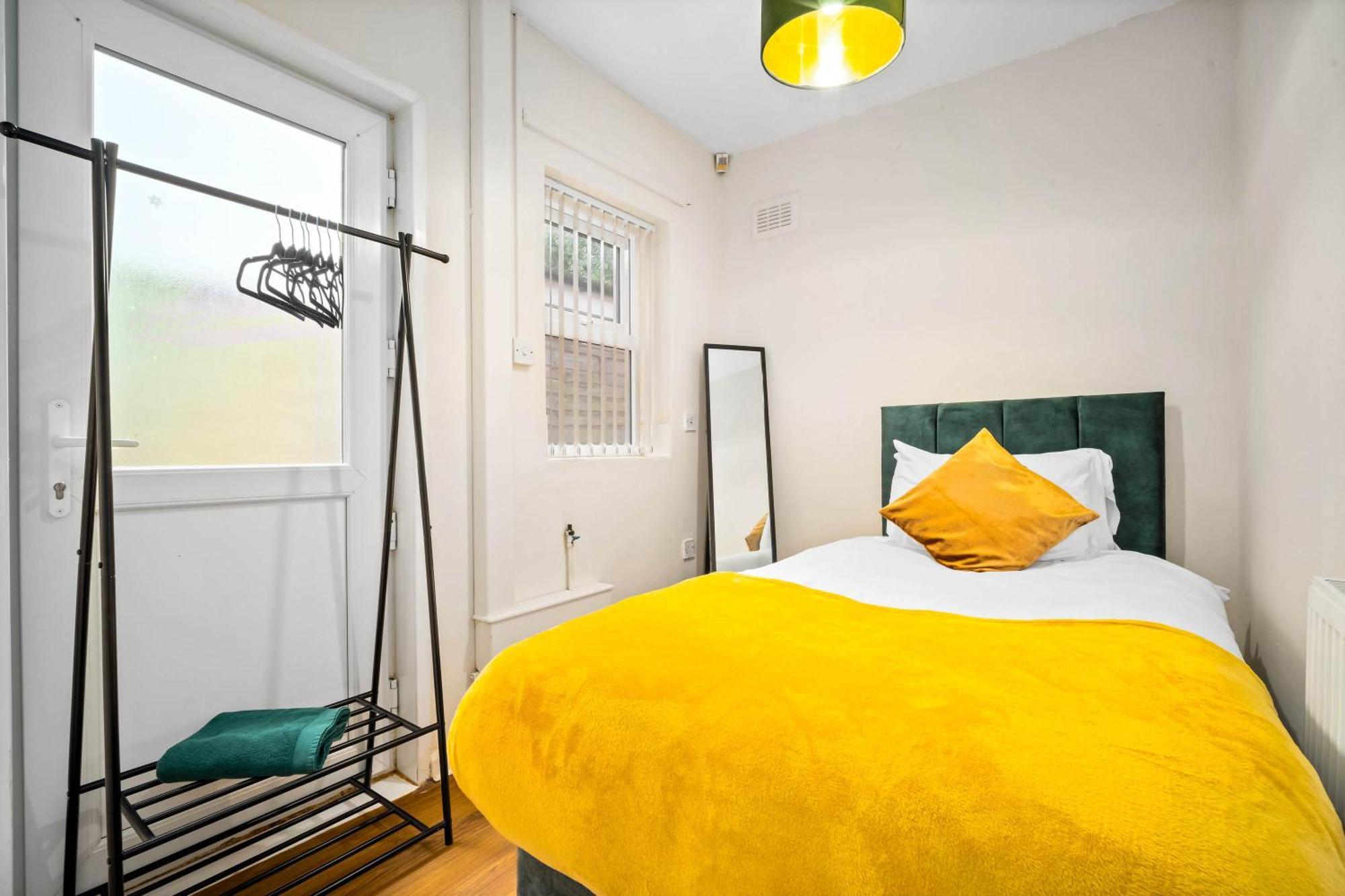 3 Bed House For Contractors & Families And Free Parking Villa Birmingham Exteriör bild