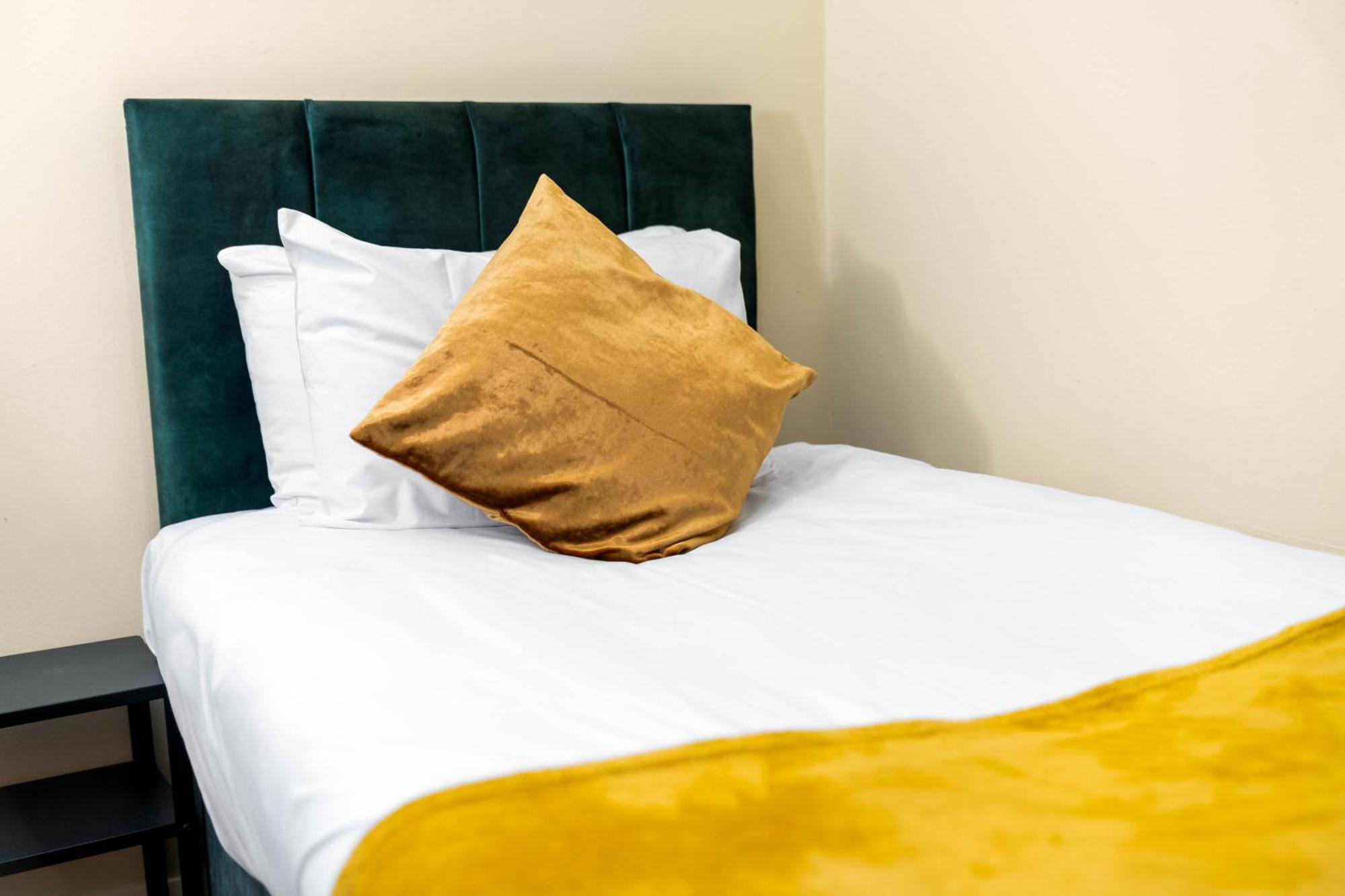 3 Bed House For Contractors & Families And Free Parking Villa Birmingham Exteriör bild